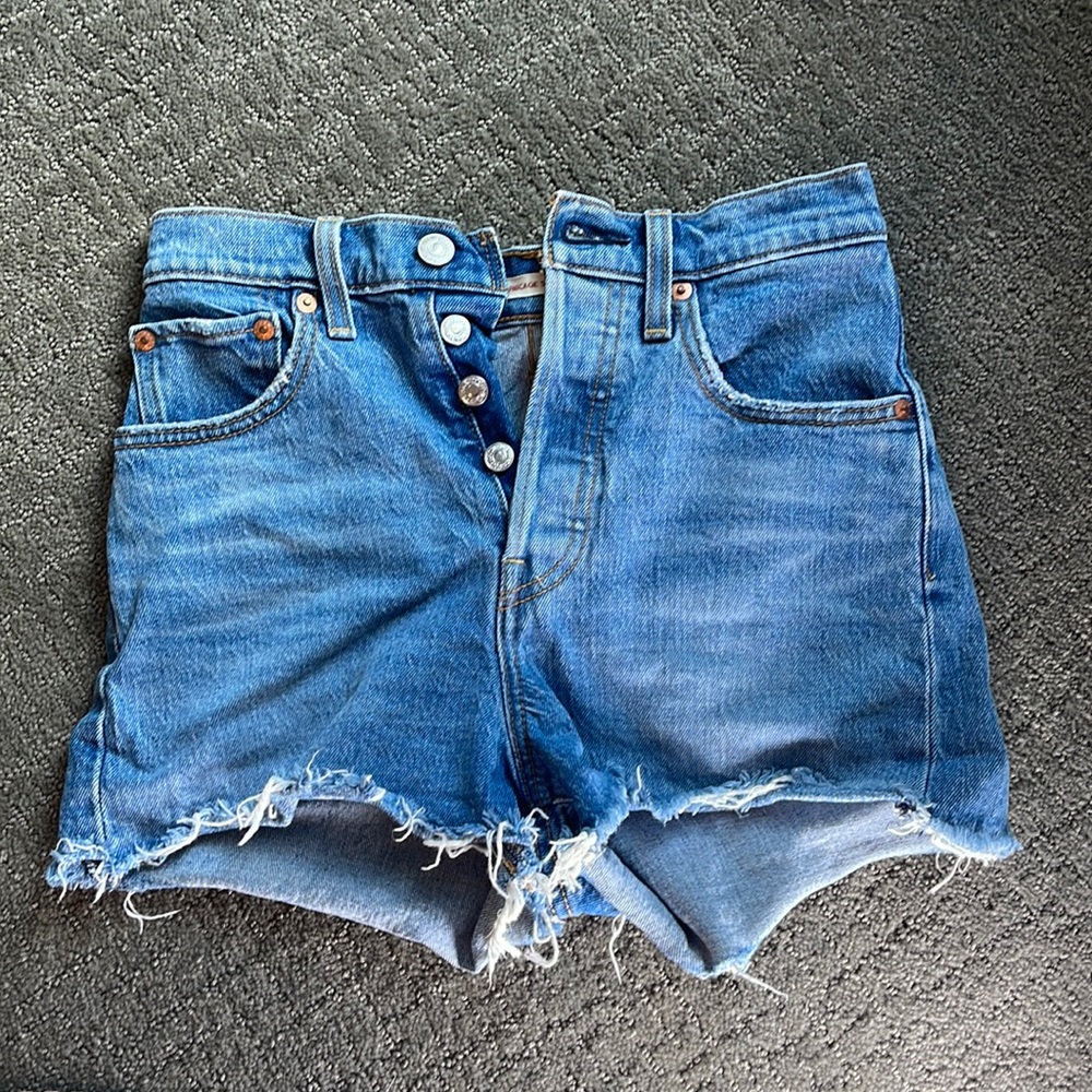 Levi’s rib cage short size 24 high rise denim cut off distress
